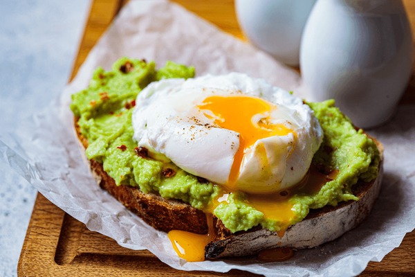 avocado-toast-eggs-simple-healthy-breakfast-ideas