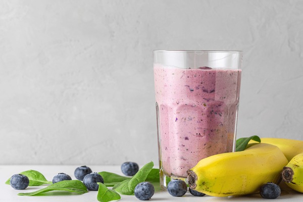 blueberry-banana-strawberry-raspberry-smoothie-healthy-breakfast-idea